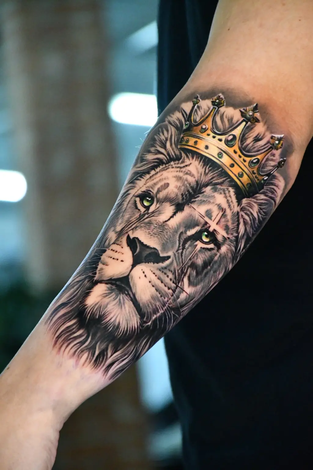 Tatuagem realista de leão com coroa