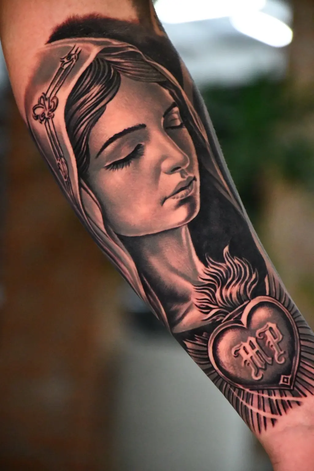 Tatuagem realista de Nossa Senhora e Sagrado Coração