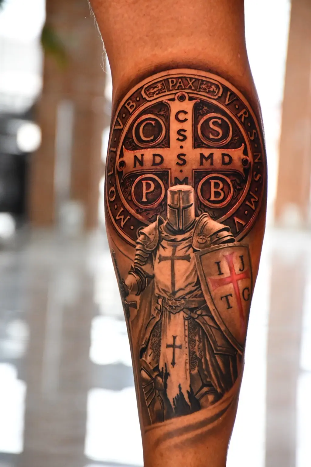 Tatuagem de cavaleiro templário e medalha de São Bento