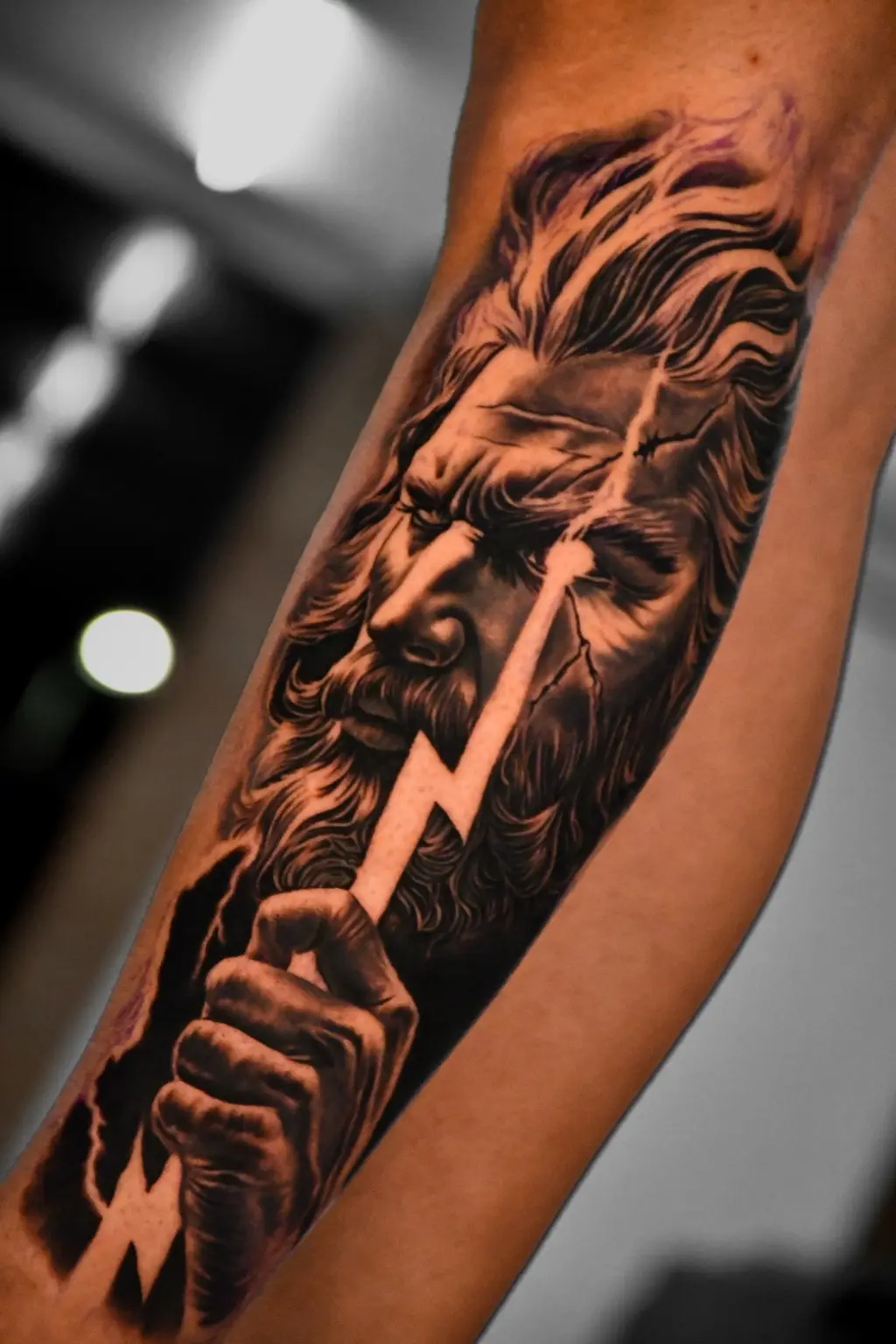Tatuagem realista de Zeus com raio